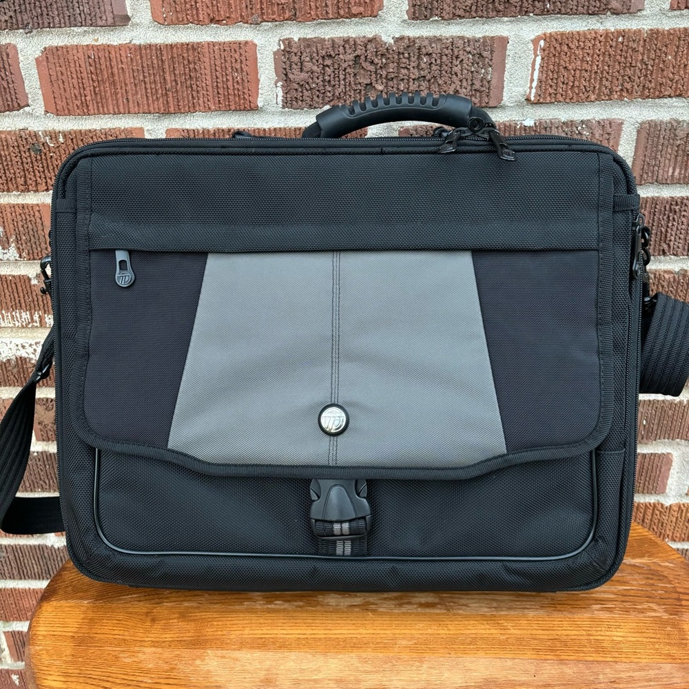 Targus Laptop Carrying Case Handles Adjustable Removable Shoulder Strap